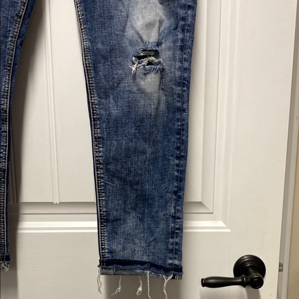 Silver Jeans Kenni Fit  Blue Ankle Cropped Jeans with Distressed Details - Picture 2 of 3